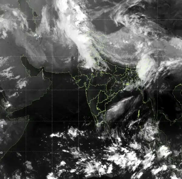 दिल्ली-एनसीआर में बरसा पानी, मौसम हुआ सुहाना