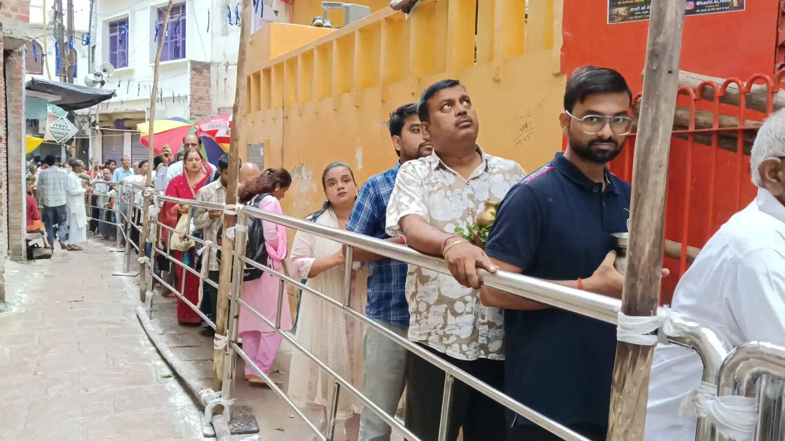 वाराणसी : नागपंचमी पर नागकूप में उमड़ा आस्था का सैलाब, नागेश्वर महादेव का किया जलाभिषेक