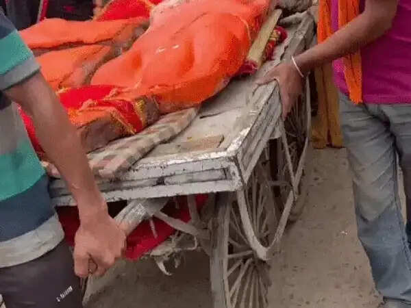भोपाल के कमाली मंदिर में प्रतिमाएं हटाने पर विवाद, विरोध के बाद मूल स्थान पर कराई गईं पुनर्स्थापित