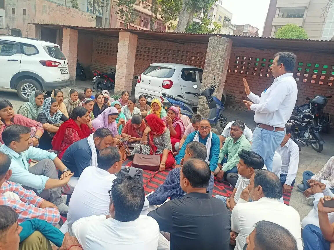 जींद : एचकेआरएन अध्यापकों ने डीईओ कार्यालय पर दिया धरना