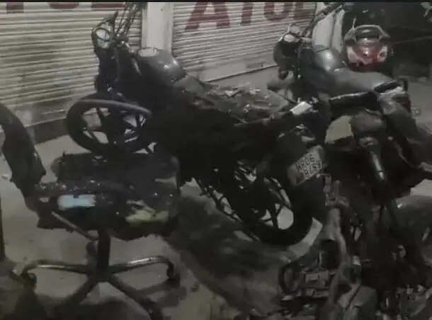 पानीपत में ऑटो मोबाइल दुकान में भीषण आग, तीन बाइकें और ढाई लाख का सामान जलकर राख