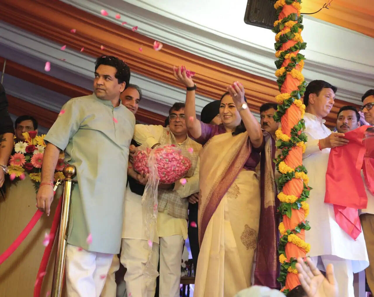 मुख्यमंत्री ने फूल बरसाकर कांवड़ियों का दिल्ली में किया स्वागत