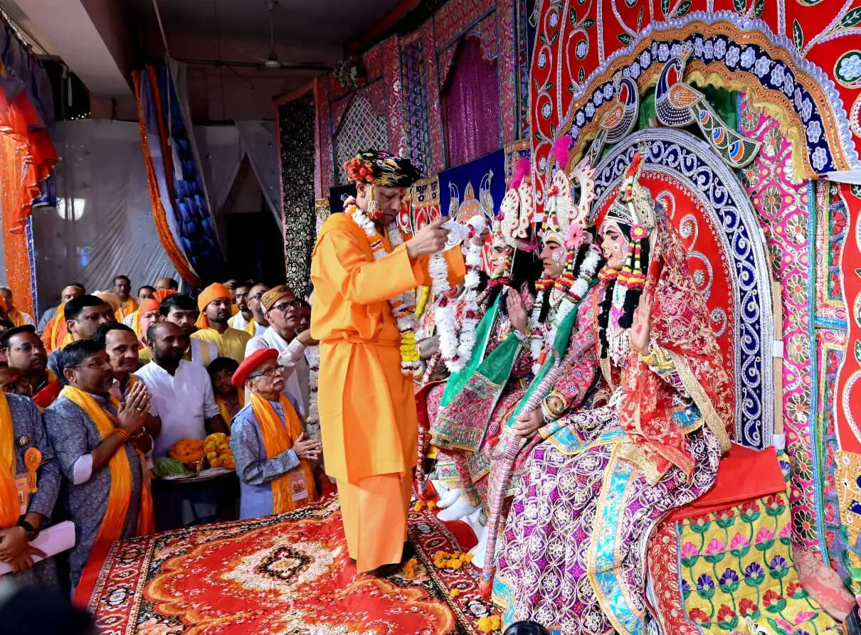 निशाचर रावण से प्रेरित हैं समाज को बांटने वाले : सीएम योगी