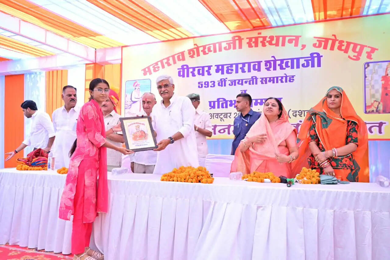 अपनी जड़ों से कट जाता है इतिहास भूलने वाला समाज: शेखावत