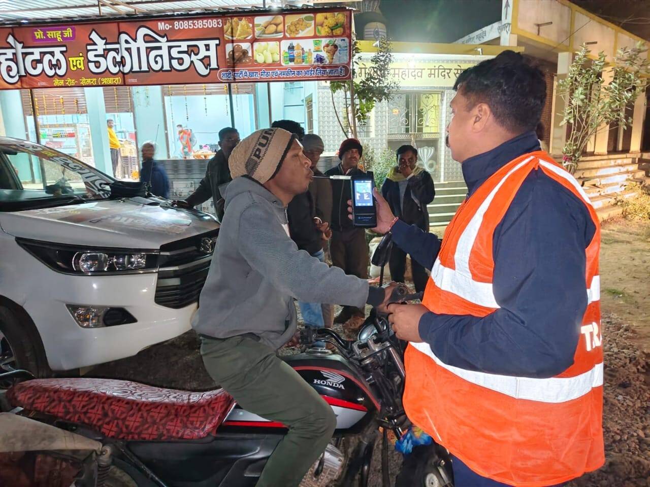 नशे में वाहन चलाने वाले 14 चालकों पर ट्रैफिक पुलिस ने कसा शिकंजा