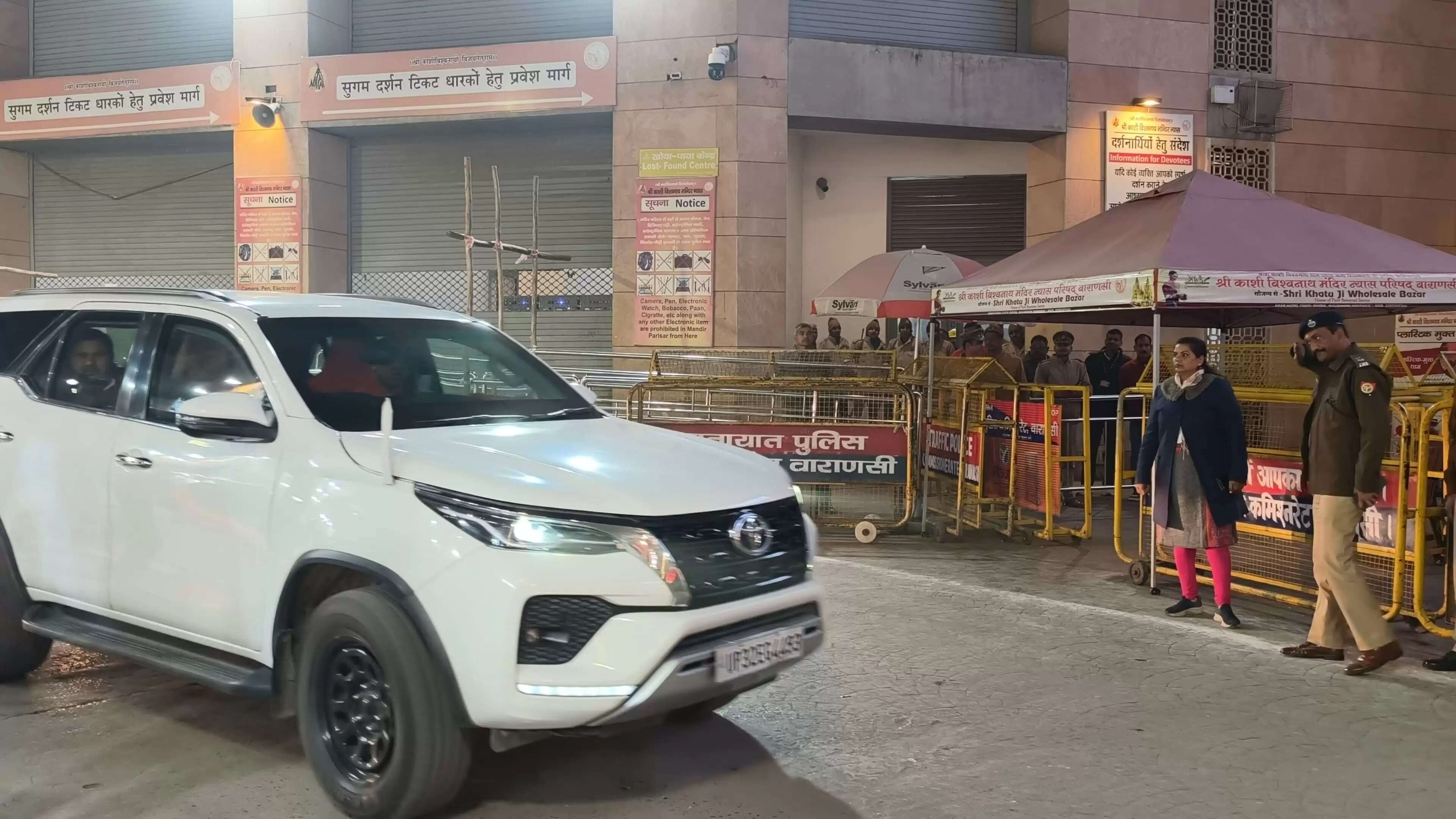 मुख्यमंत्री योगी आदित्यनाथ दो दिवसीय दौरे पर वाराणसी पहुंचे, सर्किट हाउस में की समीक्षा बैठक