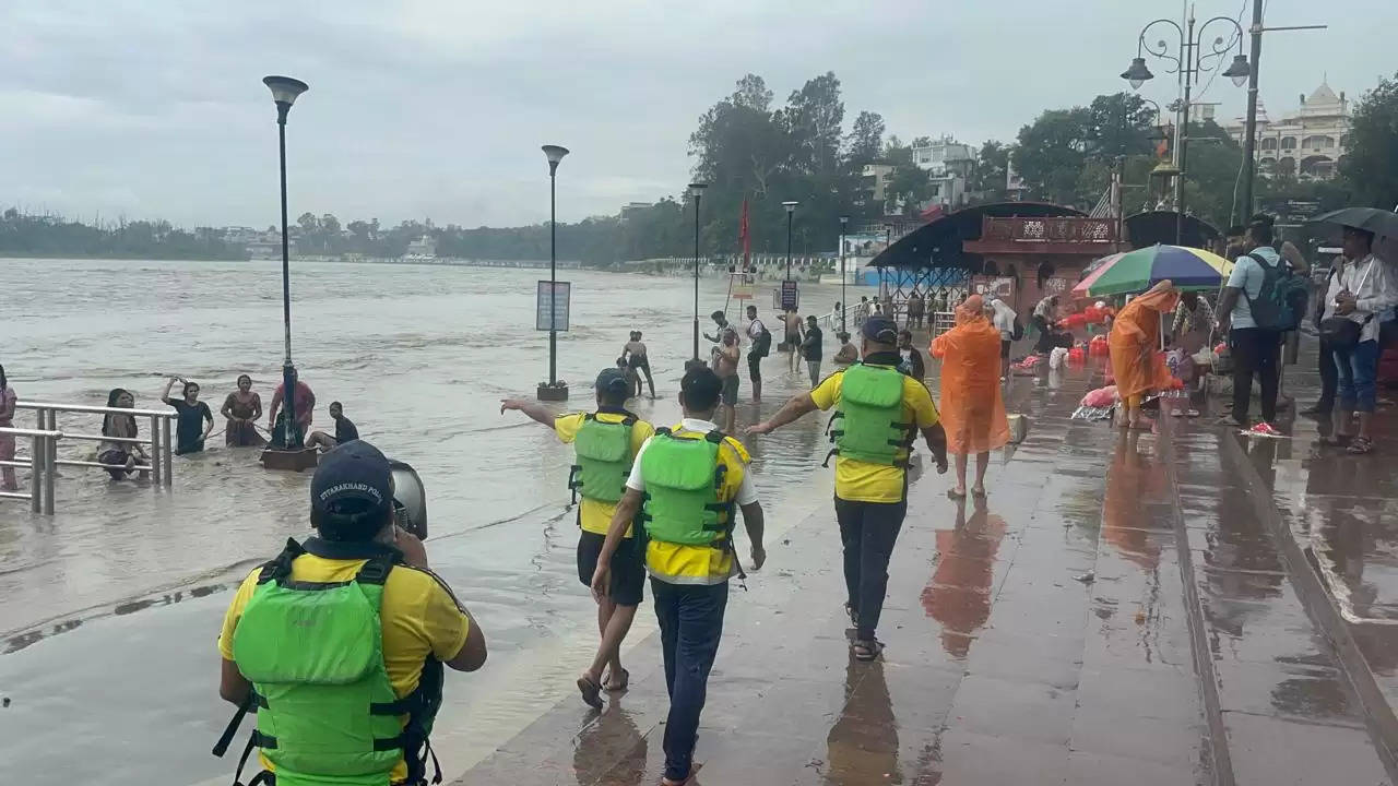 दरकते पहाड़, उफनती नदियां...उत्तराखंड में बारिश से हाल बेहाल