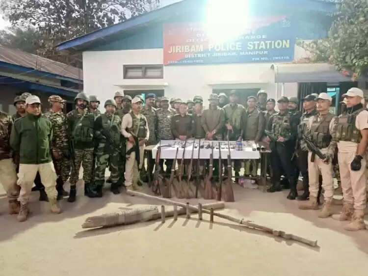 मणिपुर में सुरक्षा बलों की बड़ी कार्रवाई, कई जिलों से अत्याधुनिक हथियार, विस्फोटक और संचार उपकरण बरामद