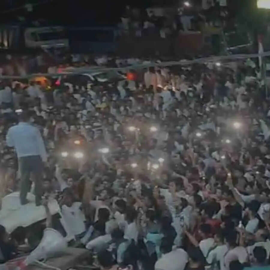 मालदा के कालियाचक में बवाल, तृणमूल से जुड़े लोगों ने वीडियो ऑफिस घेरा, अंदर बंद हैं न्याय विभाग के सात अधिकारी