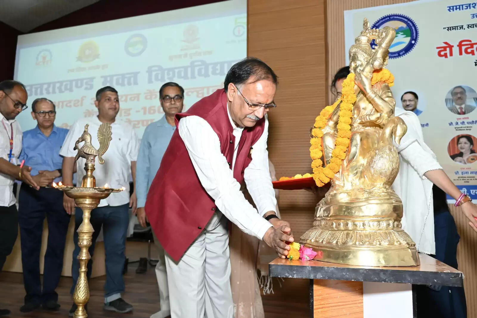 नवप्रवेशित छात्रों को शैक्षणिक प्रणाली की दी गई जानकारी