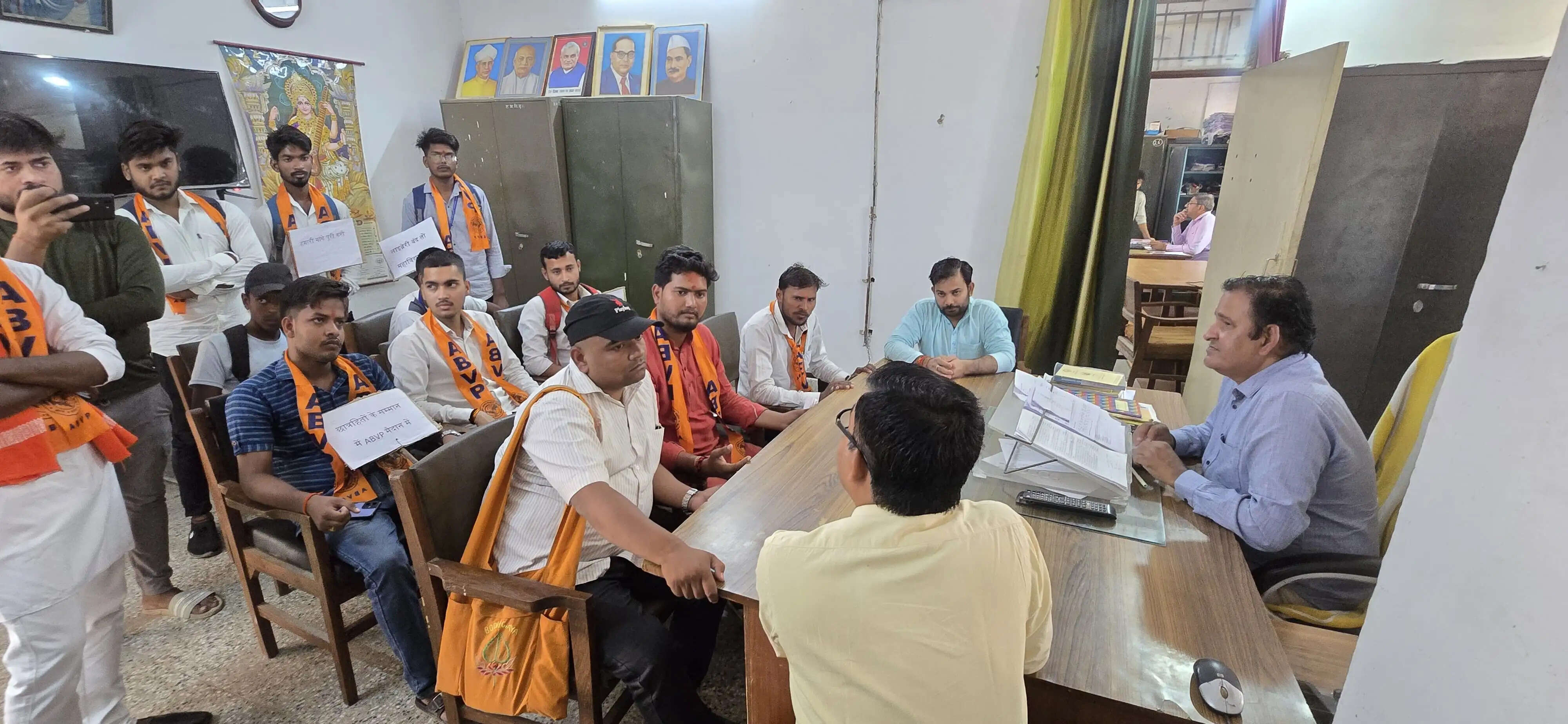 पांच सूत्रीय मांगों को लेकर अखिल भारतीय विद्यार्थी परिषद का आंदोलन ।