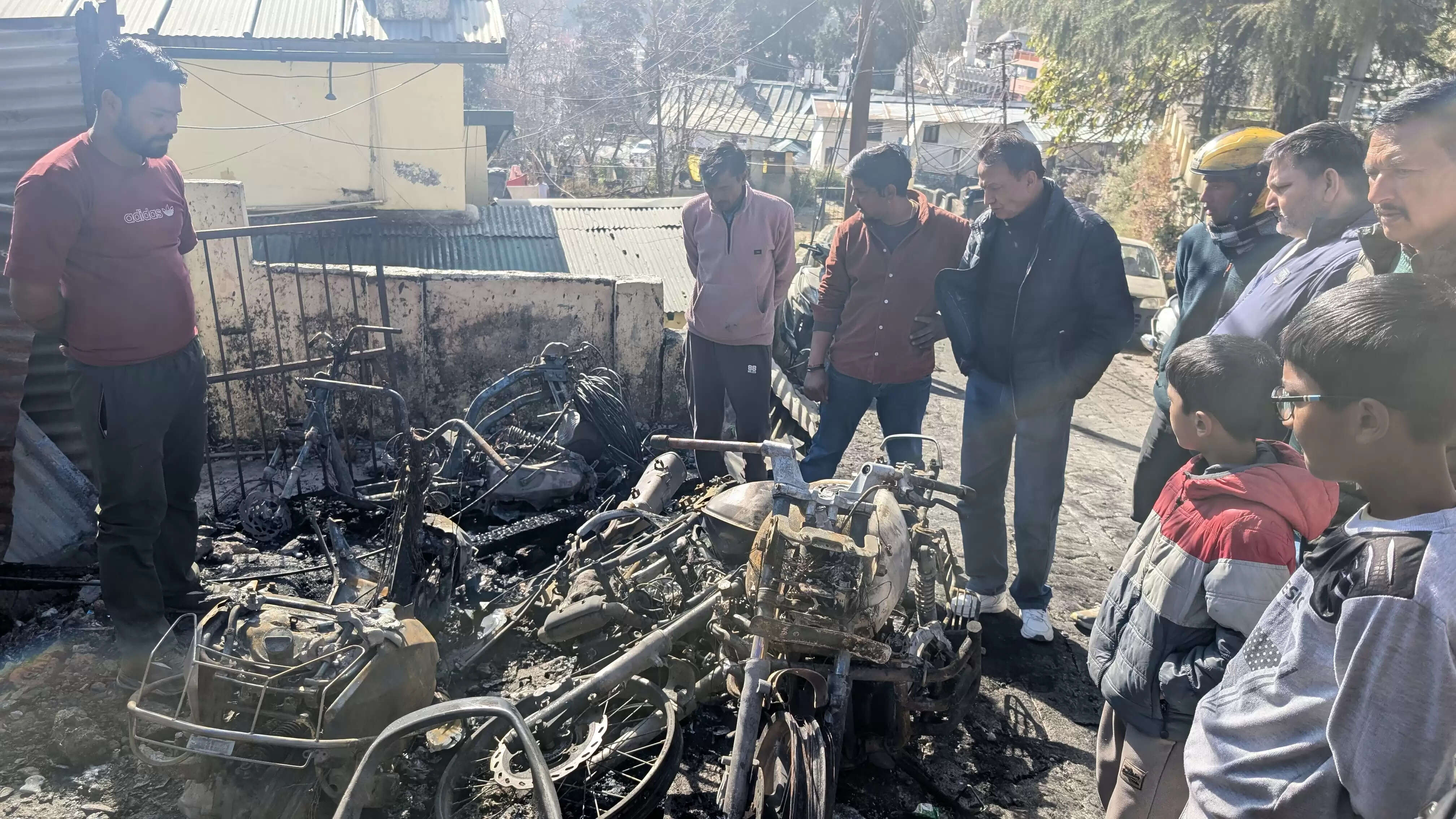 नैनीताल में भीषण अग्निकांड, 6 वाहन पेट्रोल टेंकों में धमाके के साथ हुए राख