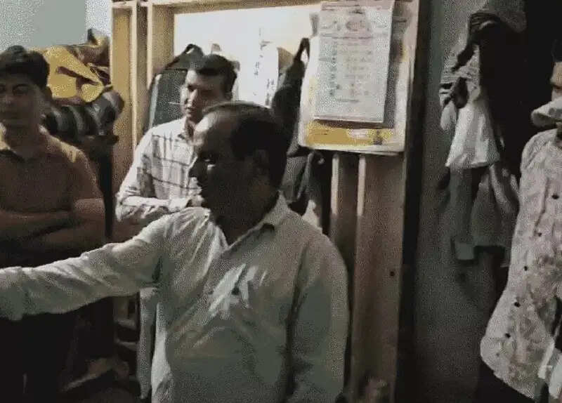 इंदौरः स्वतंत्रता दिवस पर सोनगुराडिया के स्कूली बच्चों को बांट दिए कीड़े लगे लड्डू, दुकान को किया गया सील