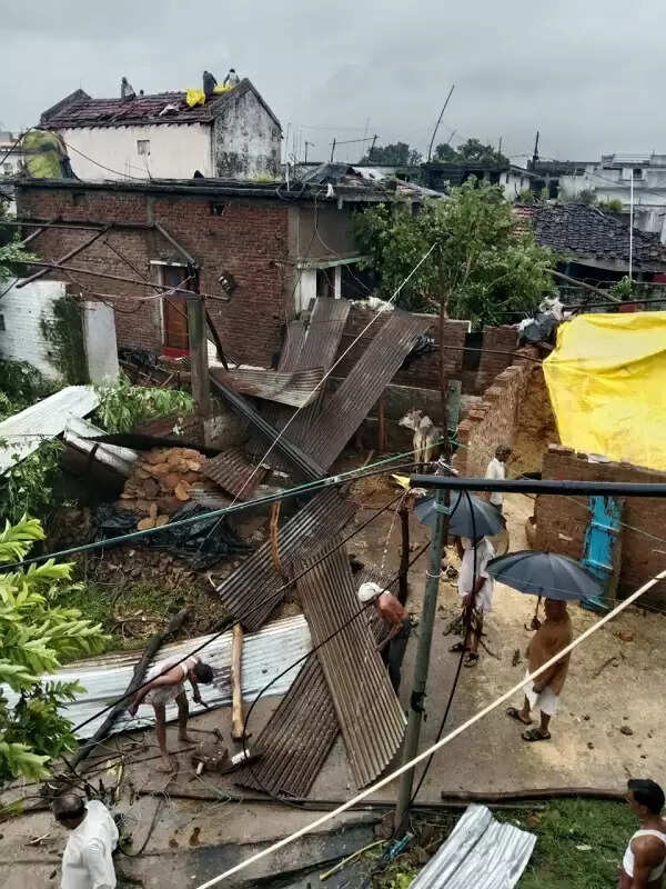 नरसिंहपुर: अम्हेटा में तूफान से उड़े छप्पर, फसलें भी जमींदोज