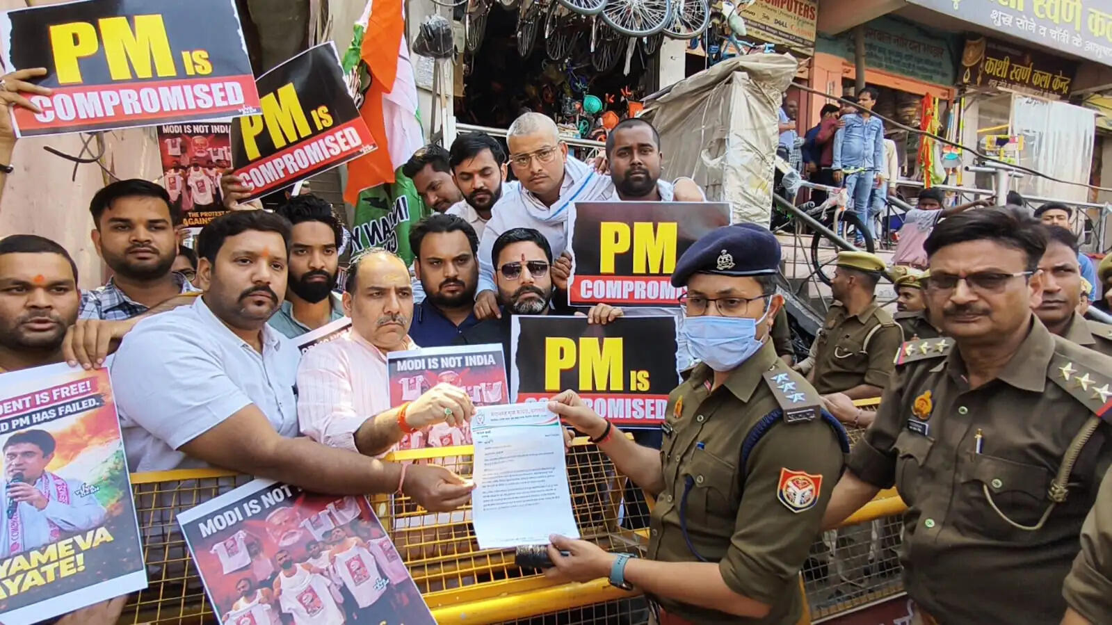 युवा कांग्रेस के संसदीय जनसंपर्क कार्यालय मार्च को पुलिस ने रोका,सौंपा ज्ञापन