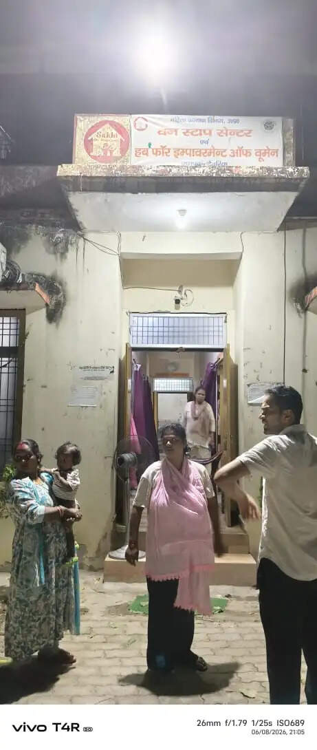 रात में मेडिकल कॉलेज पहुंचे डीएम, मरीजों से पूछा हाल; वन स्टॉप सेंटर की भी परखी व्यवस्था
