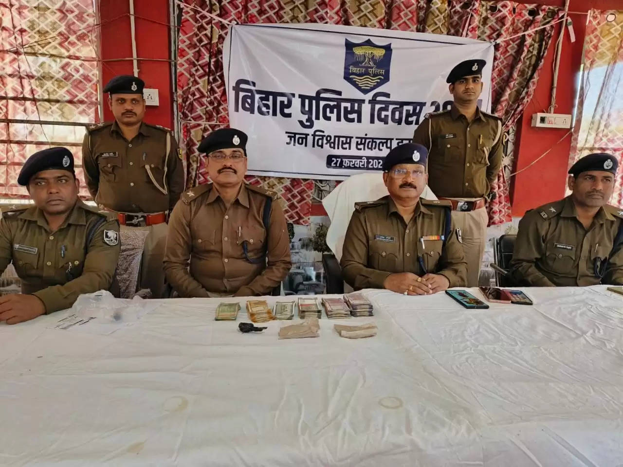 मधेपुरा पुलिस ने एक घर में छापेमारी कर स्मेक व एक लाख नगद रुपये बरामद किया