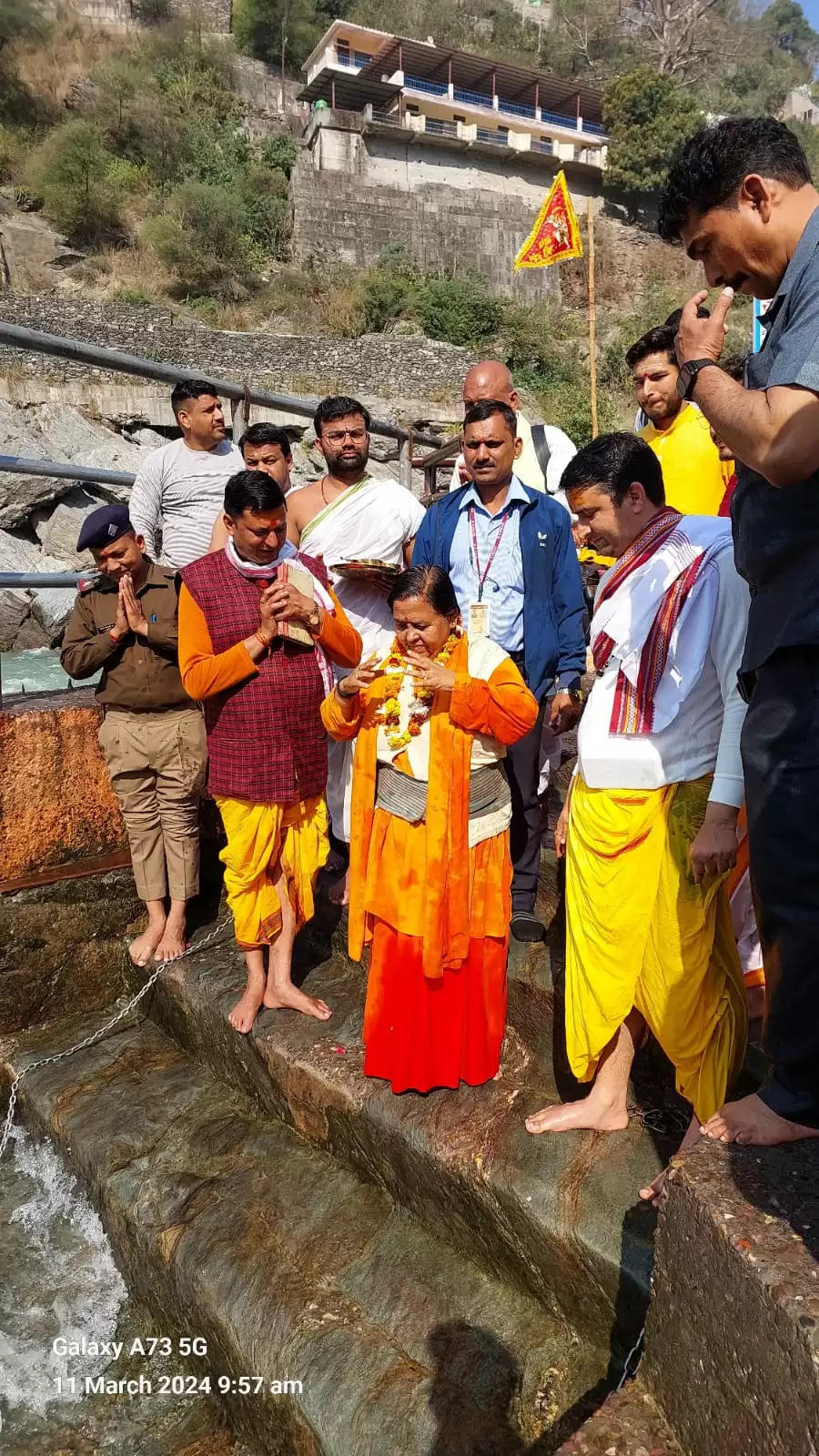 उमा भारती ने भगवान श्री रघुनाथ मन्दिर में की पूजा