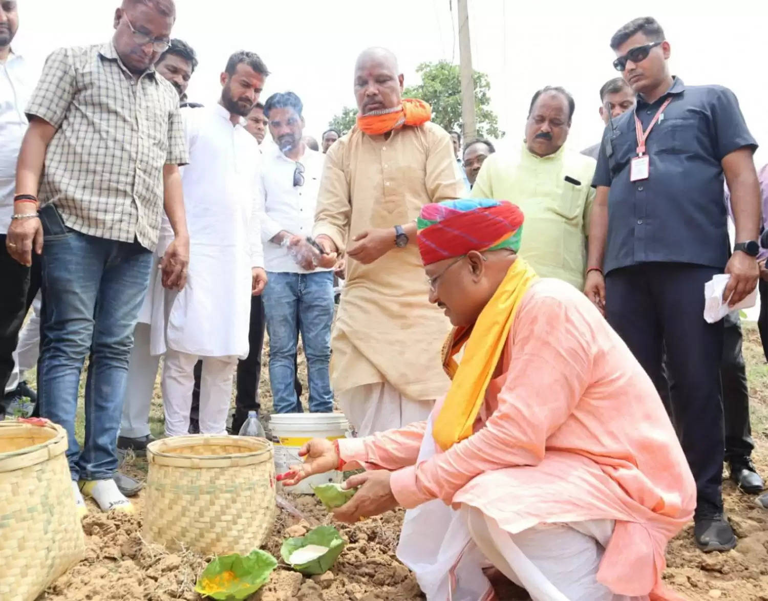 रायपुर : मुख्यमंत्री साय खेतों में बीज का छिड़काव कर खेती-किसानी का किया शुभारंभ