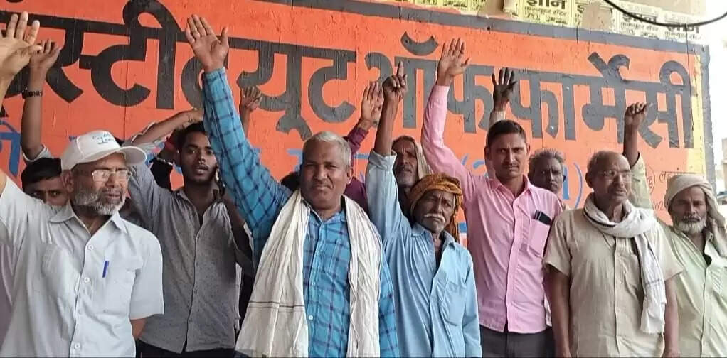 भीषण गर्मी में जल संकट! फूटा ग्रामीणों का गुस्सा