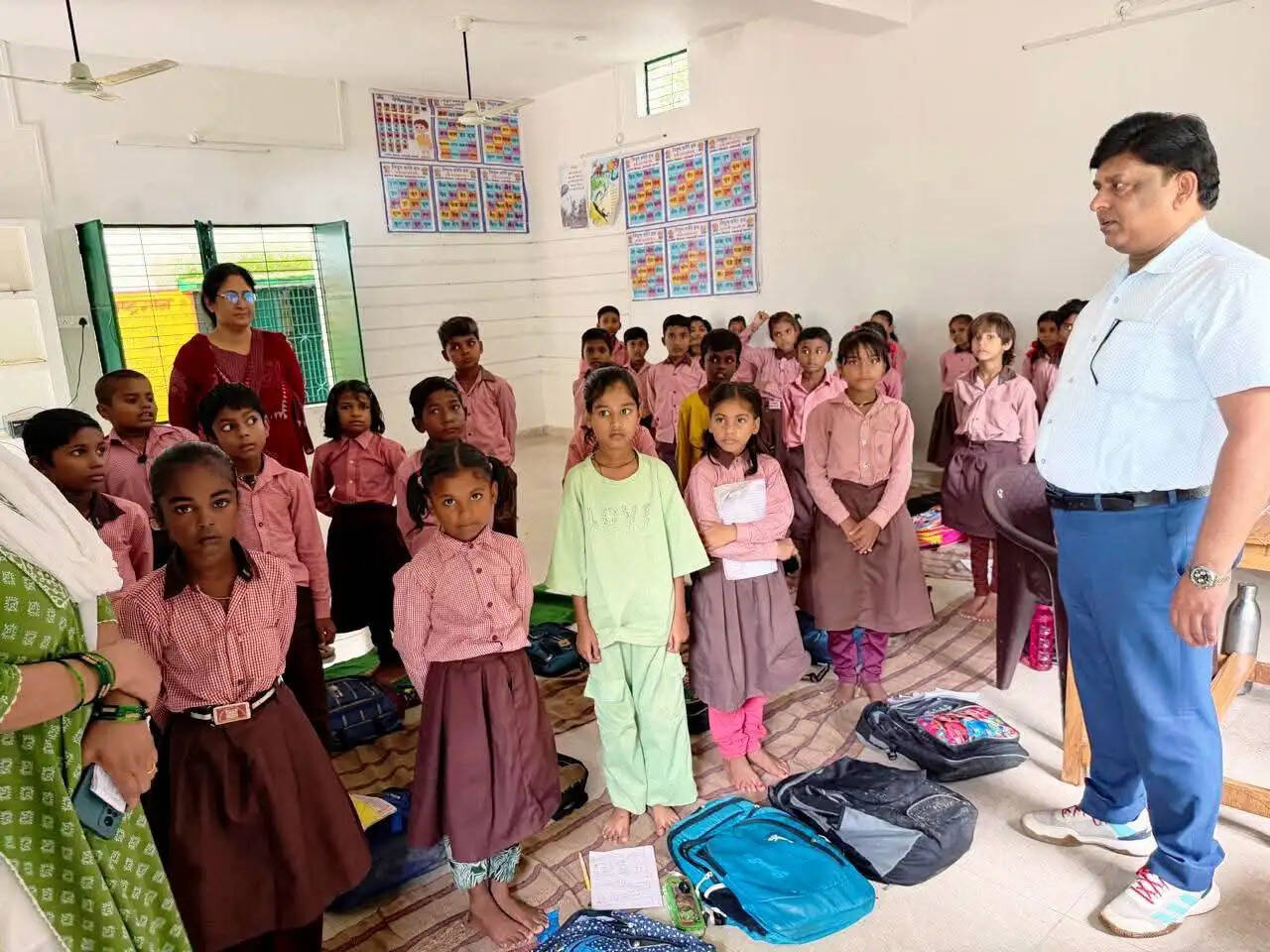 महोबा : अधिकारियों ने परखी स्कूलों की हकीकत, मिड-डे-मील और उपस्थिति का लिया जायजा