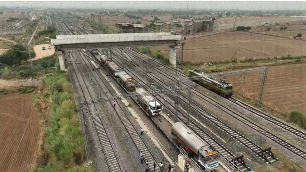 ‘ट्रक्स-ऑन-ट्रेन’ सेवा से रेल और देश को बड़ा लाभ, 131 करोड़ रुपये से अधिक राजस्व और भारी ईंधन की बचत