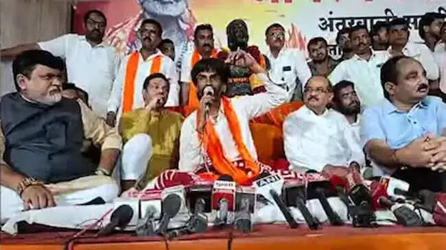 मराठा आरक्षण: सरकार का प्रतिनिधिमंडल से मनोज जारांगे की चर्चा विफल, आंदोलन जारी