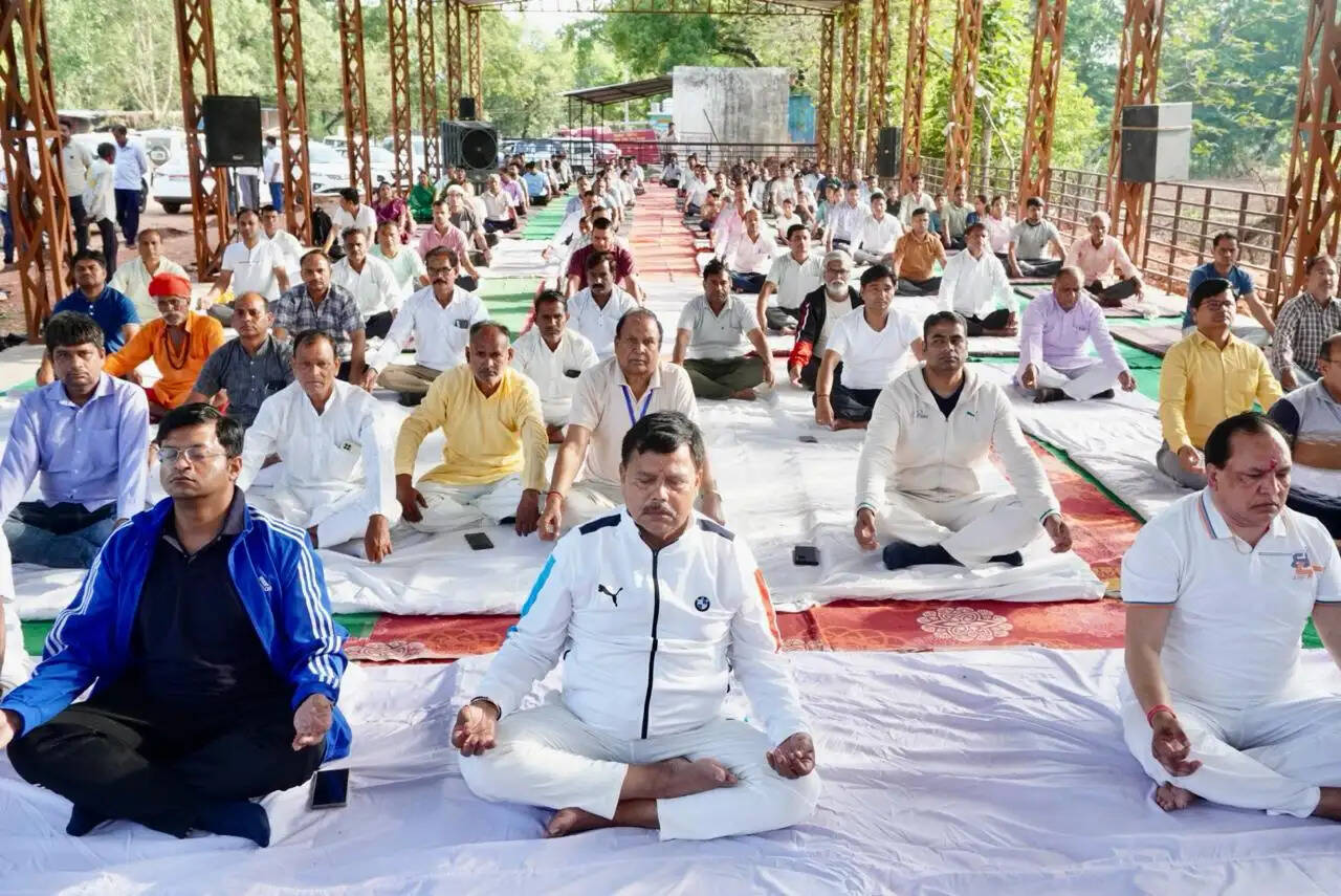शिवपुरीः अंतरराष्ट्रीय योग दिवस पर धार महादेव मंदिर परिसर में हुआ सामूहिक योगाभ्यास