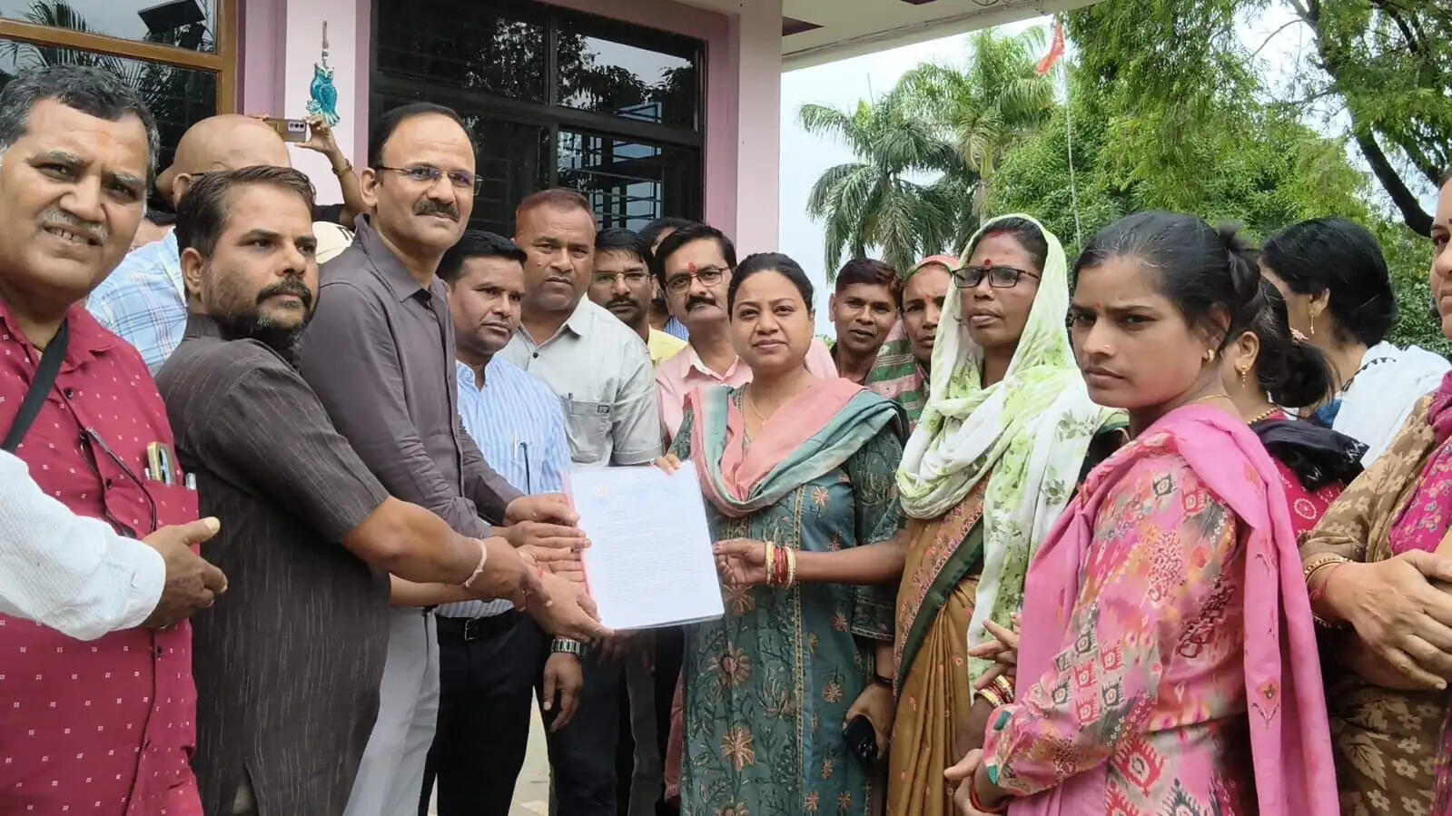 अनूपपुर: शिक्षक पात्रता परीक्षा से मुक्त रखने और विधायी संरक्षण देने की मांग, शिक्षक संघ ने सांसद को सौंपा ज्ञापन