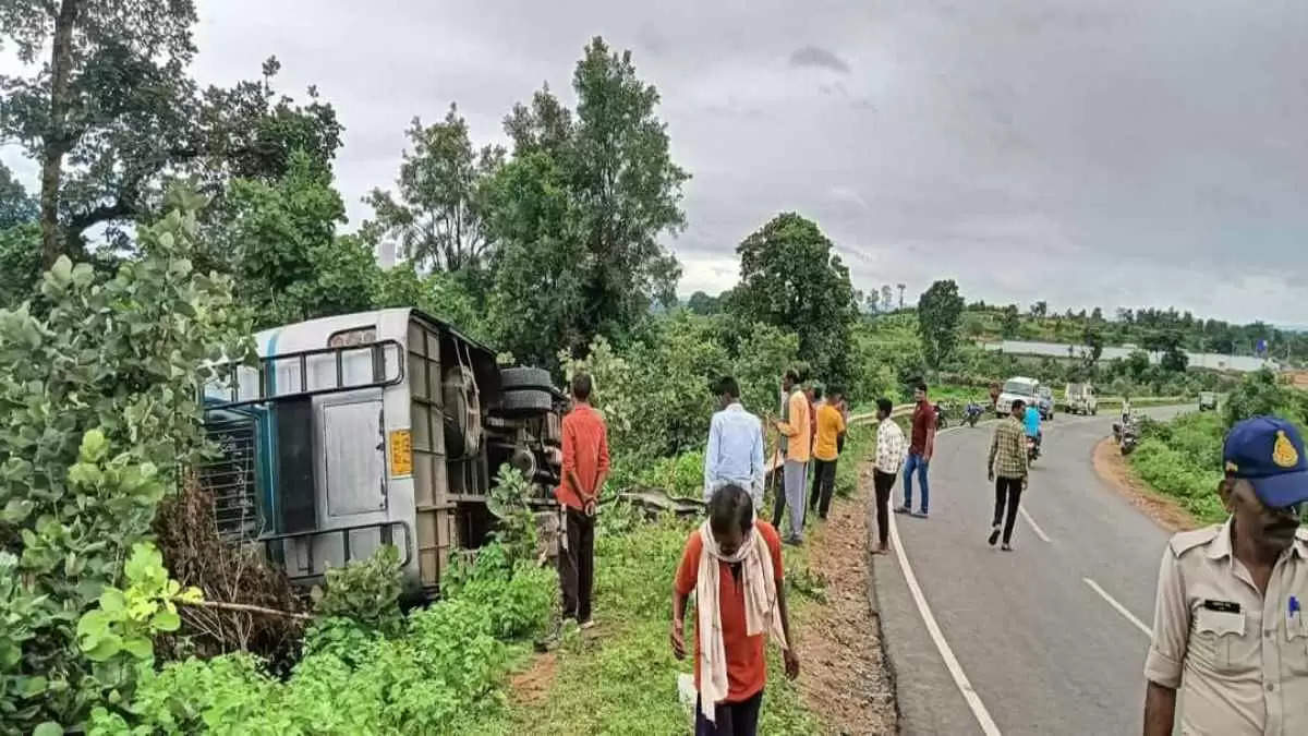 सीधी से शहडोल जा रही बस बेकाबू हाेकर पलटी, एक दर्जन से ज्यादा यात्री घायल