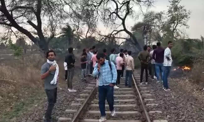 मप्रः शाजापुर-सारंगपुर के बीच रेल ट्रैक पर गिरा पेड़, रेल सेवा बाधित