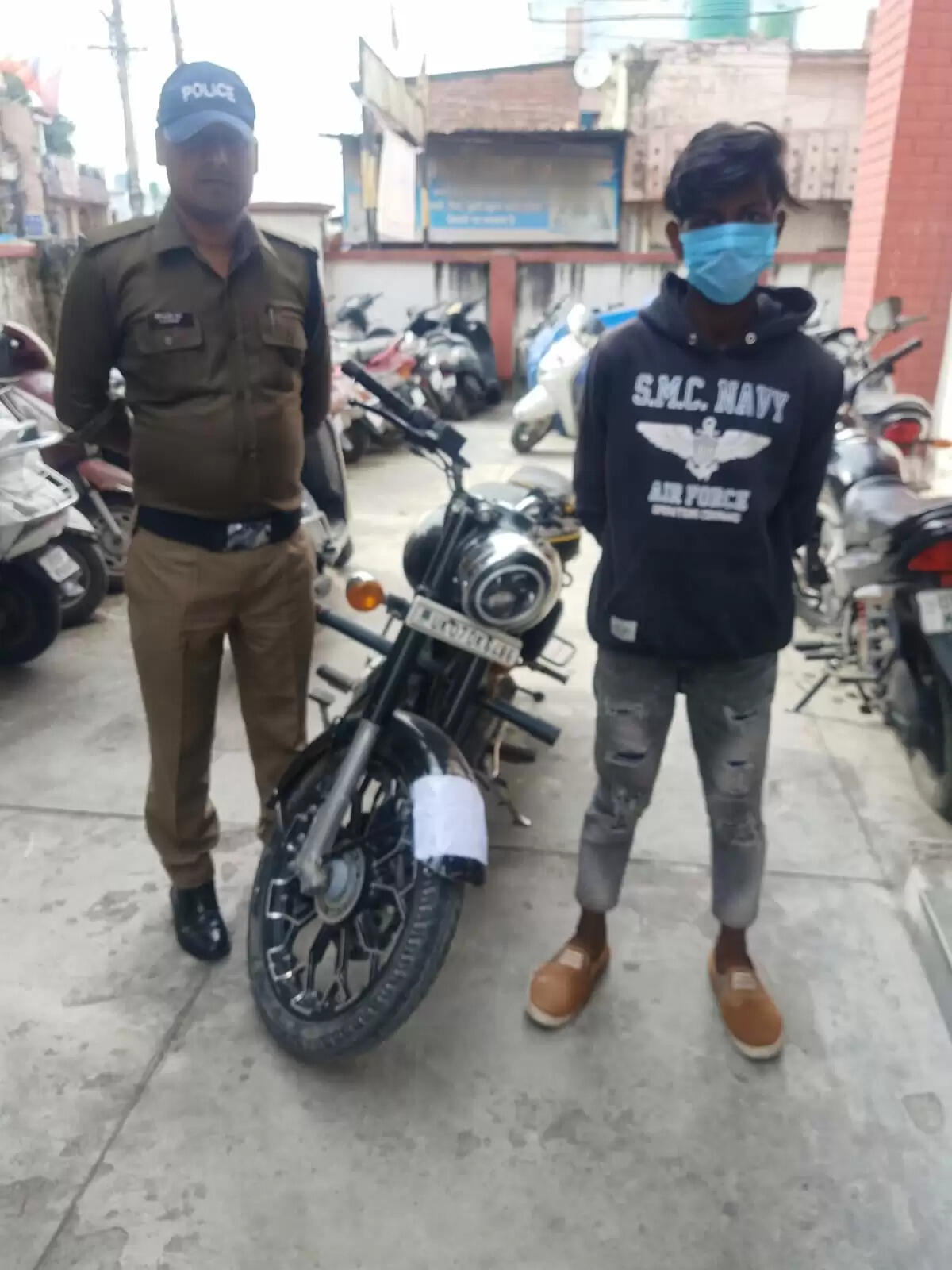 चोरी के वाहनों के साथ दो गिरफ्तार