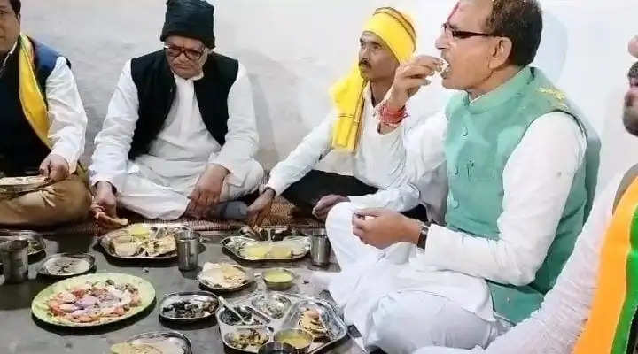 छिंदवाड़ाः शिवराज ने मोहन मर्सकोले के परिवार के साथ जमीन पर बैठकर किया सादा भोजन