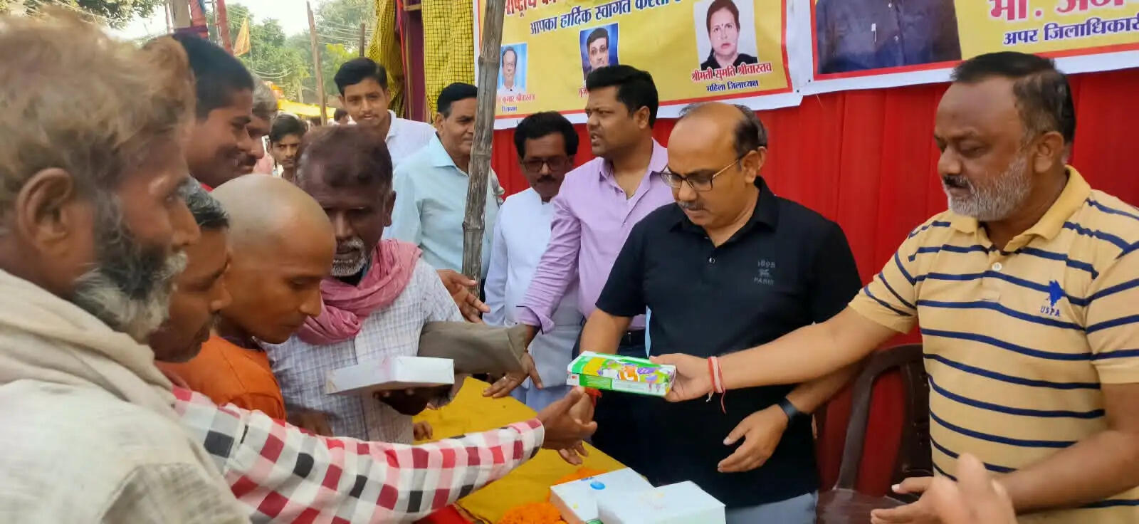 कायस्थ महापरिषद ने बांटे भोजन पैकेट, एडीएम बोले- अन्नदान महादान