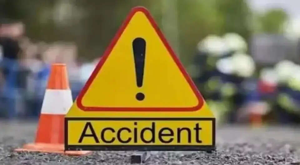 महाराष्ट्र के जलगांव में वाहनों की टक्कर में गुजरात के पांच लोगों समेत छह की मौत