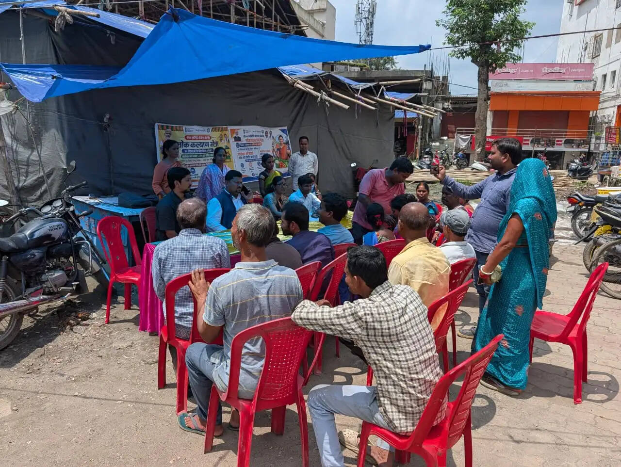 फूटपाथ विक्रेताओं को योजनाओं से जोडने पर जोर, 14 वार्डों में लगा लोक कल्याण मेला
