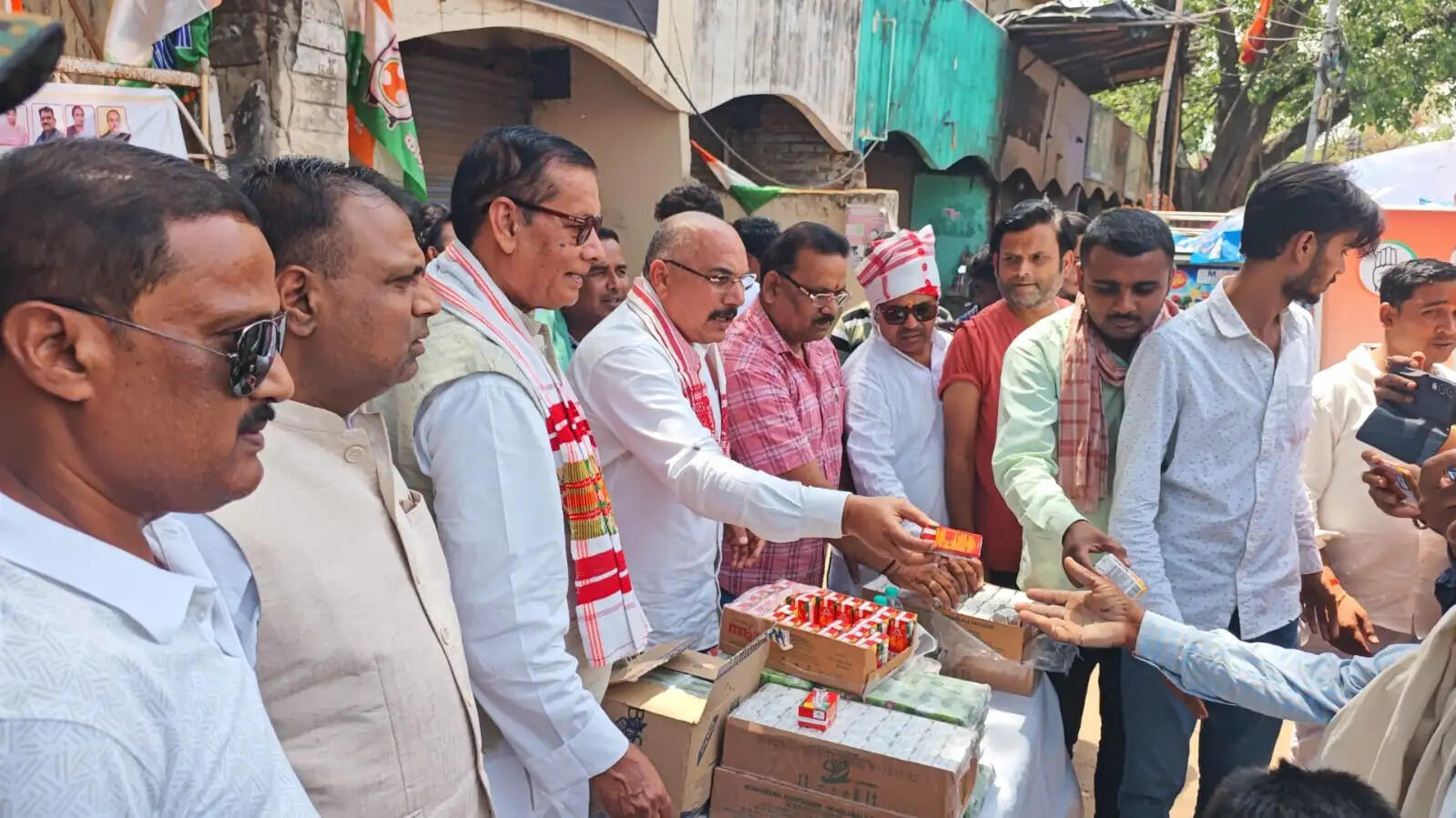 भीषण गर्मी के बीच राहगीरों के लिए पेय पदार्थ का वितरण