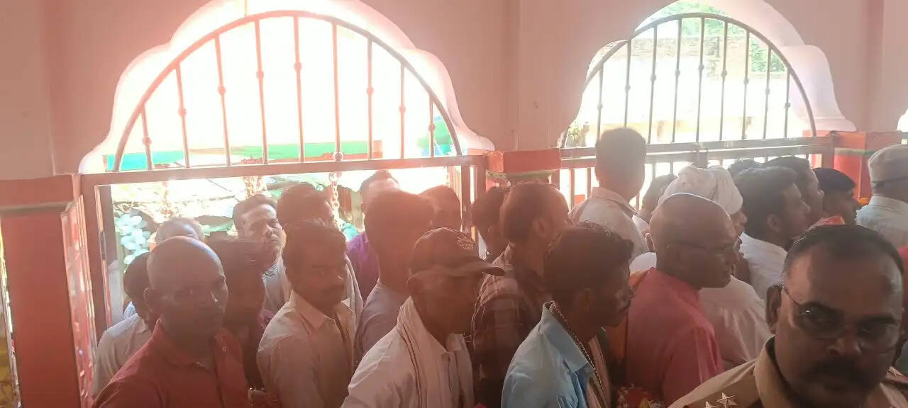 गड़बड़ा धाम में उमड़ा आस्था का सैलाब, पहले दिन 50 हजार से अधिक श्रद्धालुओं ने किए दर्शन