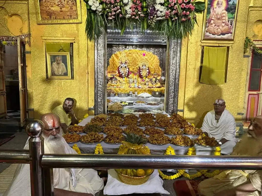 अयोध्या में अन्नकूट पर्व पर मंदिरों में रामलला को लगा 56 व्यंजनों का भोग