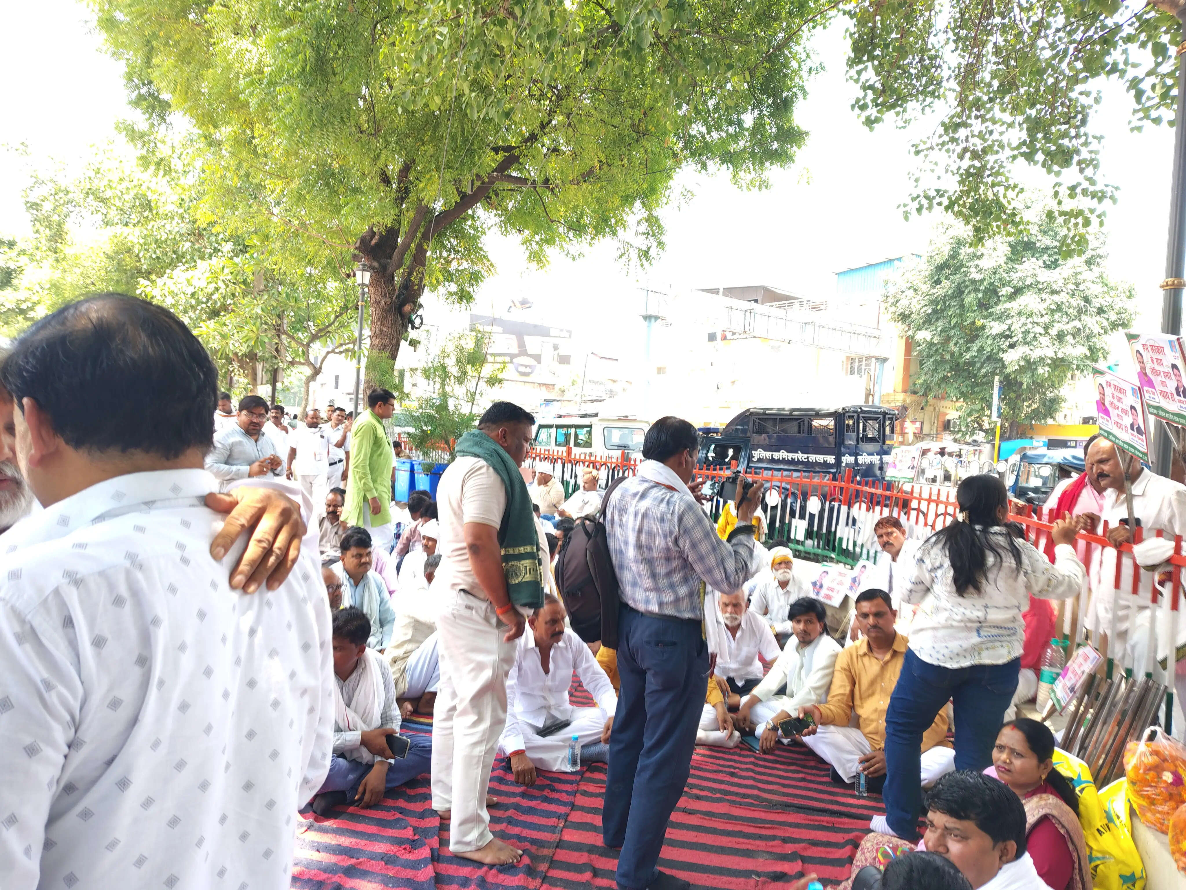 पंचायत चुनाव कराने की मांग को लेकर ग्राम प्रधानों ने किया प्रदर्शन