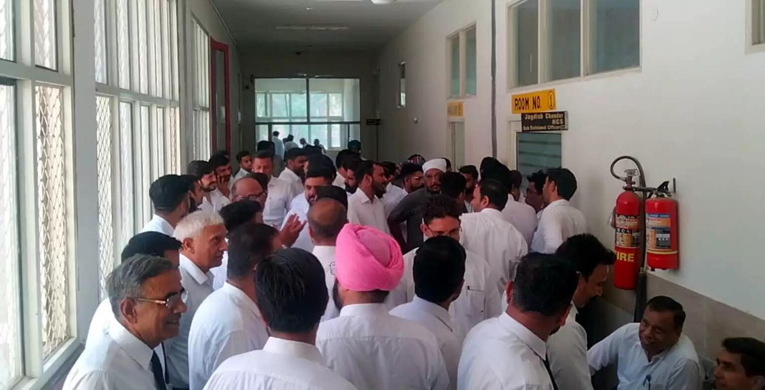 फतेहाबाद: वकीलों ने नायब तहसीलदार पर लगाया अभद्र का आरोप