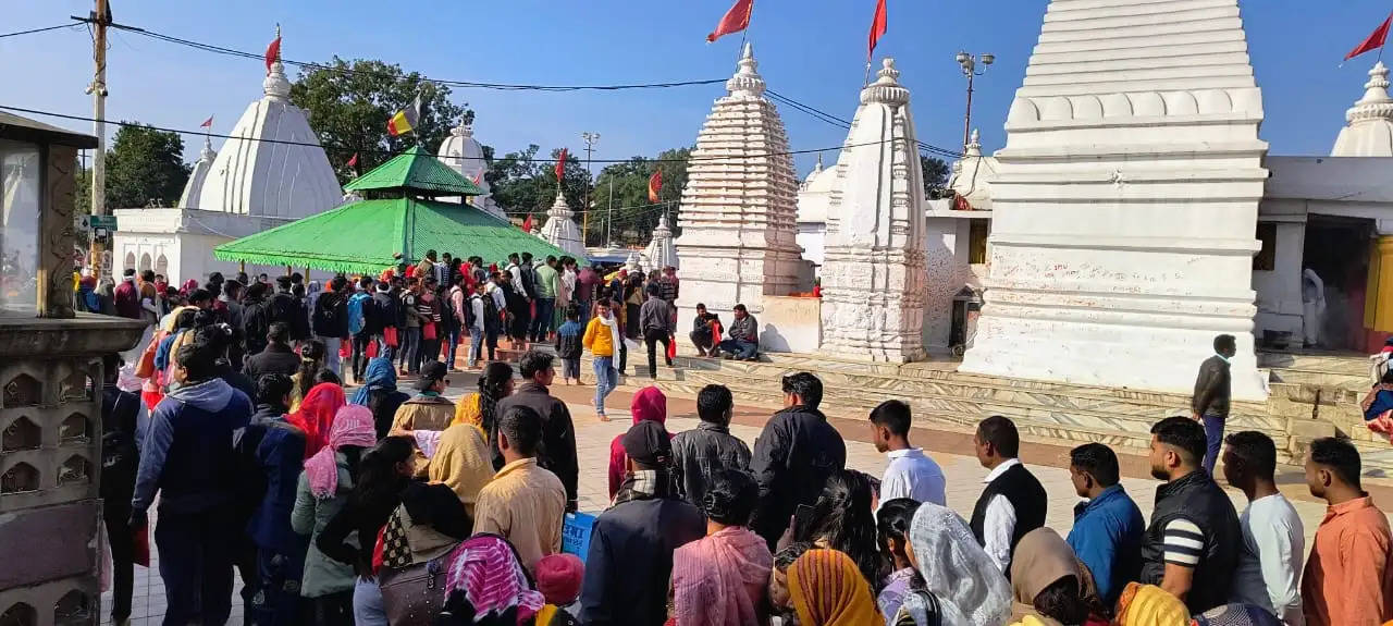 मकर संक्रांति: श्रद्धालुओं ने नर्मदा उद्गम कुंड में लगाई आस्था की डुबकी