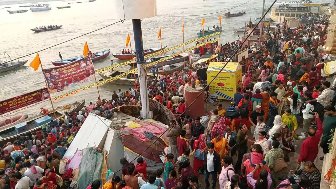 कार्तिक पूर्णिमा और देव दीपावली पर 'हर-हर गंगे' के जयकारों के बीच काशी में श्रद्धालुओं ने पवित्र गंगा में लगाई डुबकी