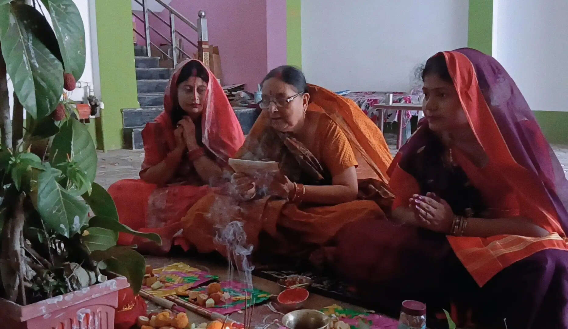 सुहाग की रक्षा के लिए सुहागिनों ने किया वट सावित्री व्रत