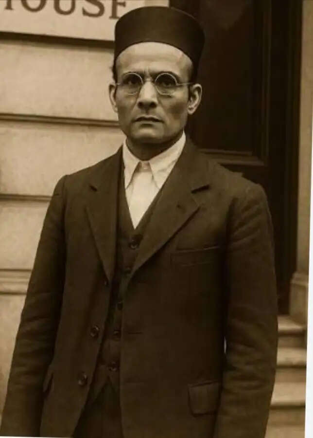 वीर सावरकर की पुण्यतिथि पर लोक सभा अध्यक्ष समेत केंद्रीय मंत्रियों ने दी श्रद्धांजलि