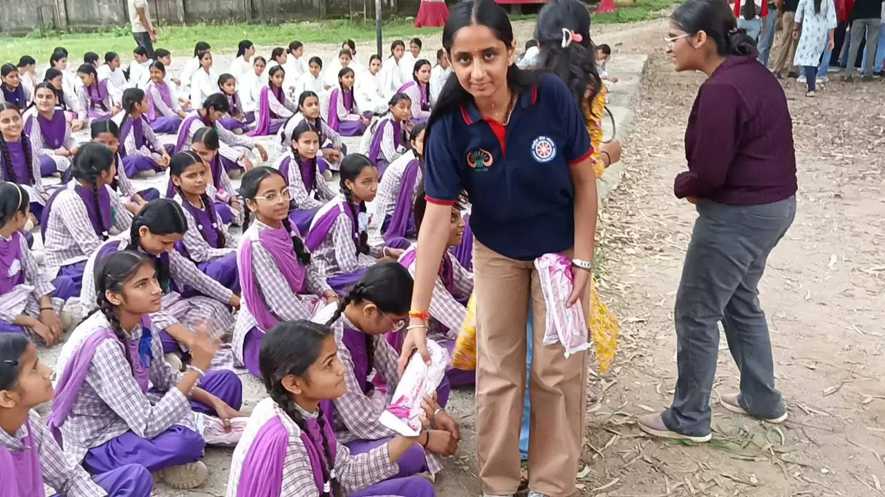 एनएसएस एसएमवीडीयू ने पंथाल स्कूल की 100 छात्राओं को सैनिटरी नैपकिन दान किए