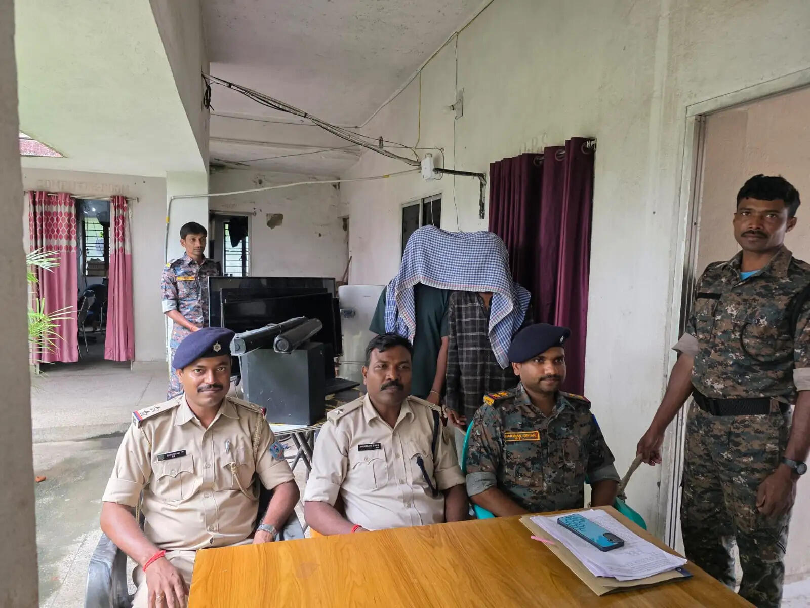 अपराधी ने लूट के प्रयास में ग्रामीण का तोड़ा हाथ, गिरफ्तार