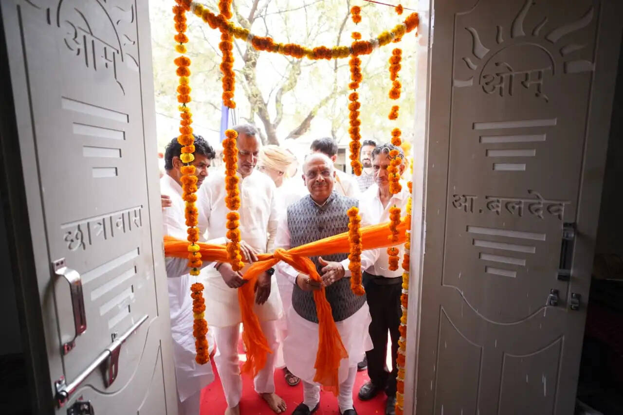 विजेंद्र गुप्ता ने ‘समवर्तन संस्कार’ में शामिल होकर ‘यज्ञशाला एवं छात्रावास’ का किया उद्घाटन