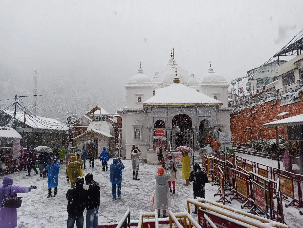 उत्तरकाशी में बर्फबारी से बढ़ी ठंड, गंगोत्री-यमुनोत्री धाम समेत ऊंचाई वाले इलाके बर्फ से ढके