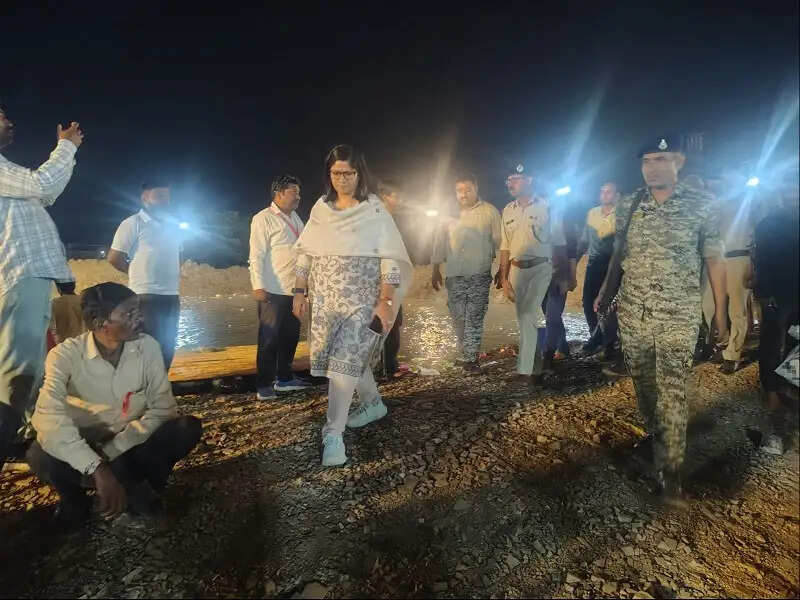ग्वालियरः कलेक्टर ने सागरताल पहुँचकर देवी प्रतिमा विसर्जन व्यवस्था का लिया जायजा